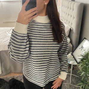 Randig tröja - Jättefin nästan oanvänd tröja från zara😍