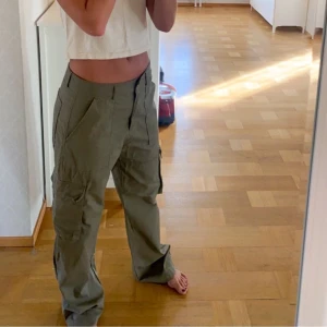 Cargopants - Säljer mina spartsamt använda cargopants i strl 42! Har vanligtvis 36/38 på byxor men köpte större för att få en oversized look som ni ser på bilden💞