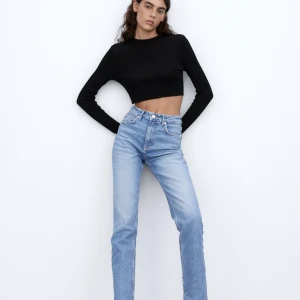 Zara, jeans split slim  - Snygga jeans från zara. Färg:Ljus blå Storlek:32
