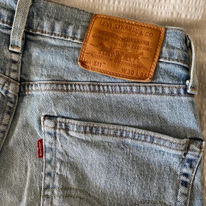 Levi’s jeans - Säljer dessa supersnygga Levis 511. Nypris 1099kr.