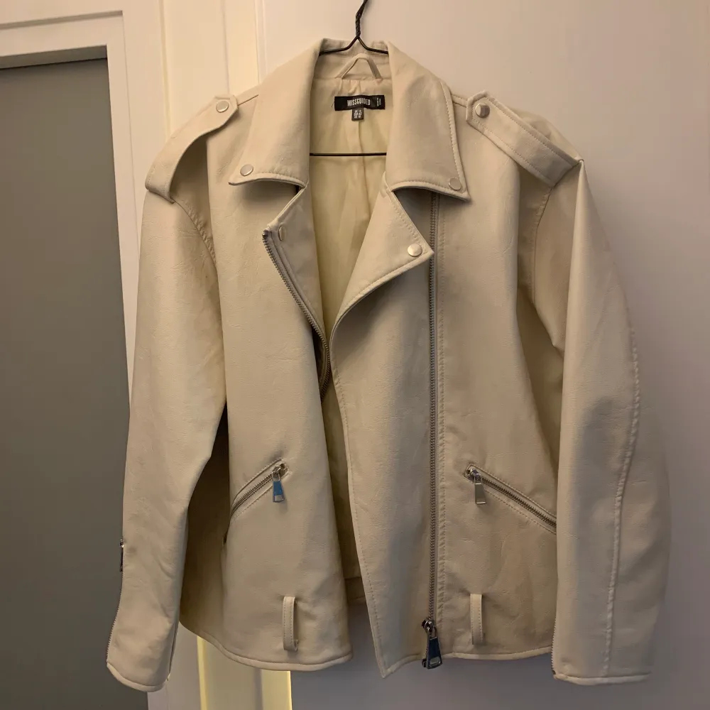 En beige skinnjacka med fina detaljer, bälte till jackan finns även! Jackan är ifrån missguided och är i nyskick! Jackans storlek är 42 men skulle säga mer en oversize 38, då jag är 171 cm lång och vanligtvis har storlek 38🍂🍃. Jackor.