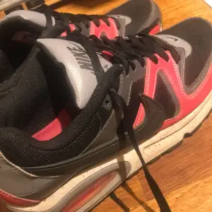 Ett par Nike skor i hyfsat bra skick💞 efter som att dom är mörka syns det inte om dom blir smutsiga, möts helst upp och lämnar men kan även leverera💞💯