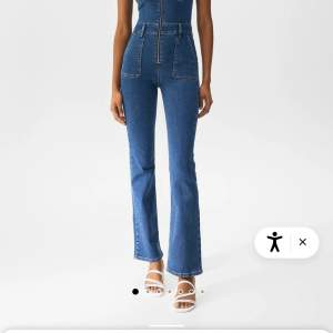 Säljer denna helt oanvända jeansdress från Pull&bear i strl S. Inköpt i augusti då jag köpte en i M och en i S, valde att behålla M och glömde att skicka tillbaka S