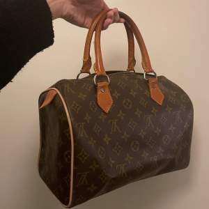 Fake Louis Vuitton väska, dragkedjan är sönder 