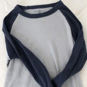 Säljer denna såå fina tröja från Brandy Melville!! ❤️ garderobs-rensar så den måste ut då det inte kommer till användning tyvärr, super fint skick och använd ca 5 ggr, vid snabbt köp kan pris sänkas 💗💗