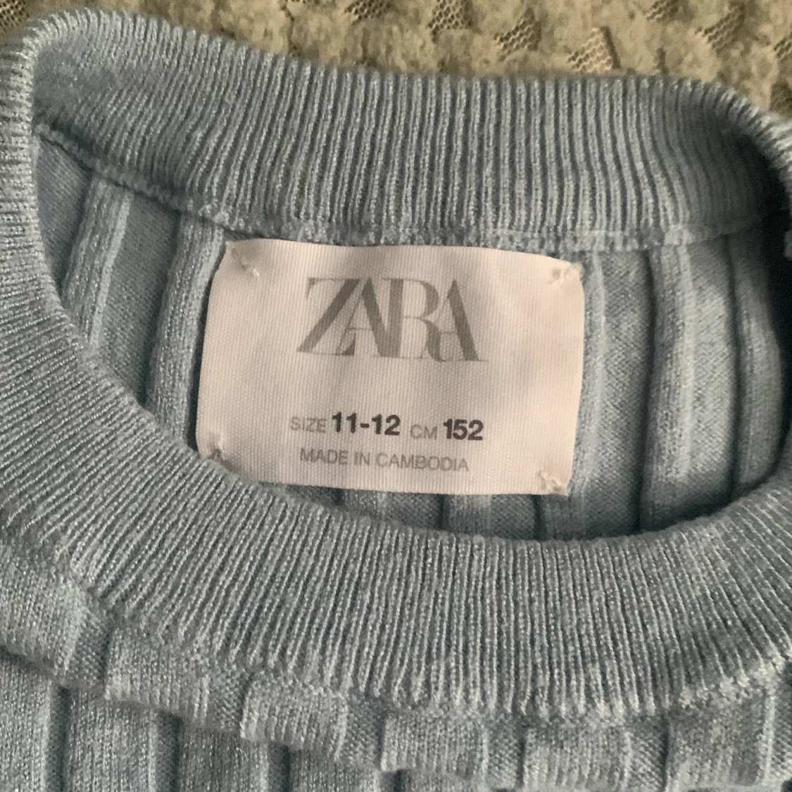 En tröja från zara, säljer för 50kr plus frakt beroende på hur my jet den väger. Size 11-12 år cm 152. - 90