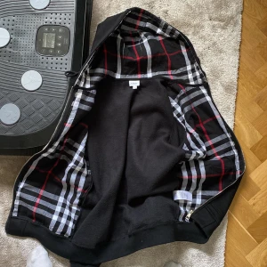 Burberry hoodie - Säljer min fina burberry hoodie flr den är för liten för mig. Köptes här på plick av en försäljare som sade att den var äkta. Minimalt använd. Pris går att diskutera. Öppen för byten