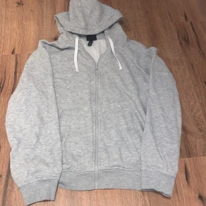 Grå Hoodie med Snöre - Köpte den från HM och har endast testat den en gång! Den är i storlek M. Det är en väldigt skönt material i den