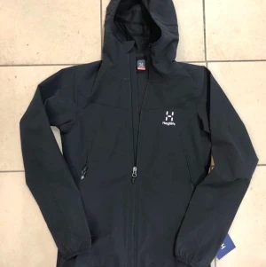 Haglöfs apex good jacket - Säljer denhär oanvända jackan med lallar på då den sitter för tajt och det är försent att lämna tillbaka! Nypris 1299kr, pris kan diskuteras