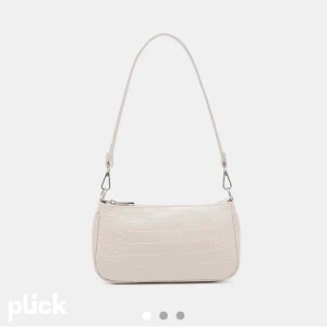 Väska  - Väska från Gina lite vit beige, fint skick💕