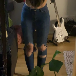 Highwasted skinnyjeans  - Dessa är väl andvända men har bara legat i min garderob det senaste året för att jag har en mer loosefit stil numera. En spricka vid rumpan men de kanske någon gillar. 