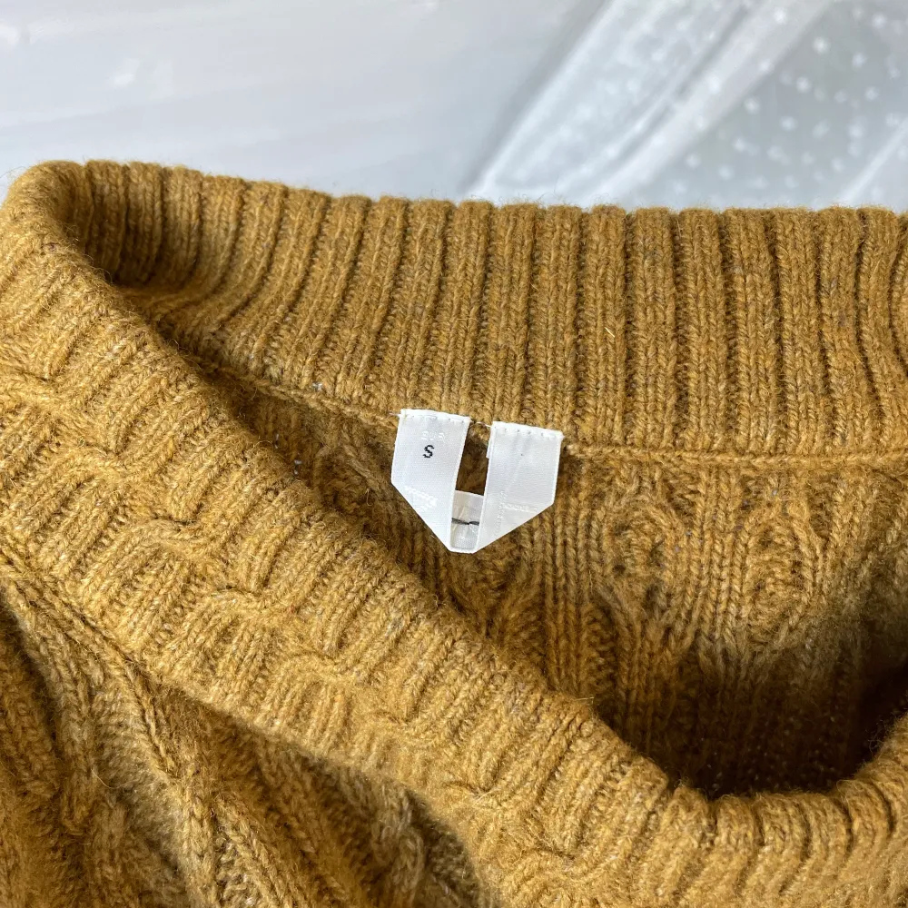 Kabelstickad tröja i lammullsblandning, sparsamt använd. Sista bilden visar färgen bäst! Säljer då jag inte använder den så som den förtjänar<3 . Stickat.