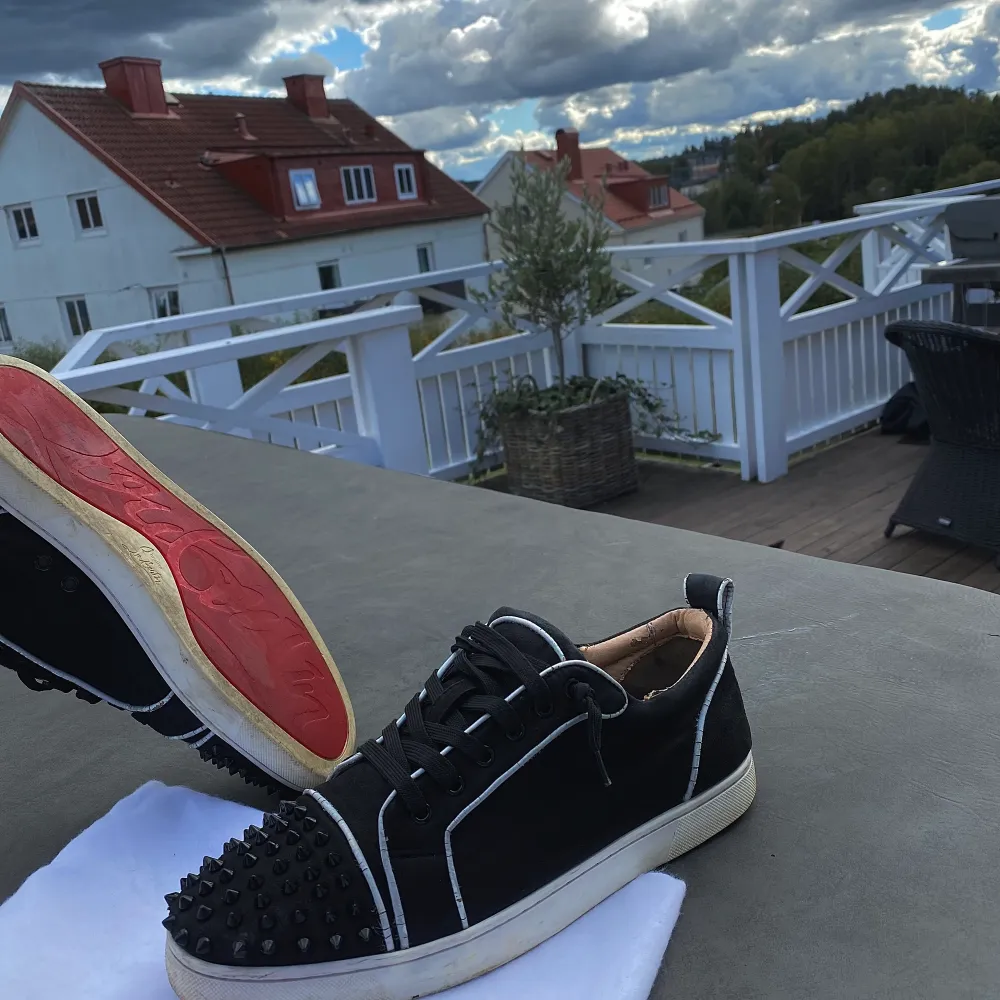 Louboutins i strlk 46. Använda men i gott skick. Kvitto samt påse fås med.. Skor.