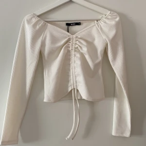 Ribbad vit topp. - Helt oanvänd vit ribbad topp från Bikbok. 