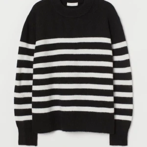 M - Säljer min stickade tröja från HM. Storlek M så den är oversize på mig som brukar ha S, köparen står för frakten💕