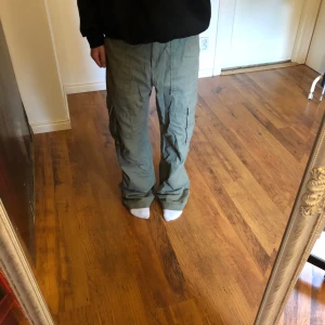 Gröna Cargo byxor - Skit snygga gröna cargo byxor i bra skick kommer tyvärr inte till andvändning längre, köpta för:300kr