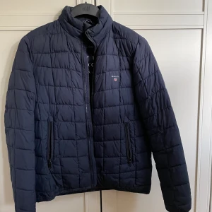 Gant herr quiltad  - Säljer en herr Gant jacka i mycket bra skick. Storlek S