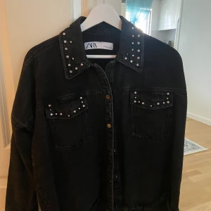 zara jacka  - en snygg jeansjacka från zara! köpt för 600kr och inte särskilt använd, hör av dig om du vill ha fler bilder 🥰 köpare står för frakt 