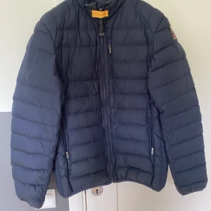 Parajumper jacka - Jackan är i använt skick men några skrapmärken på vänster Axel dessvärre.  Den är köpt på kidsbrandstore men passar S.  Priset går att förhandlas