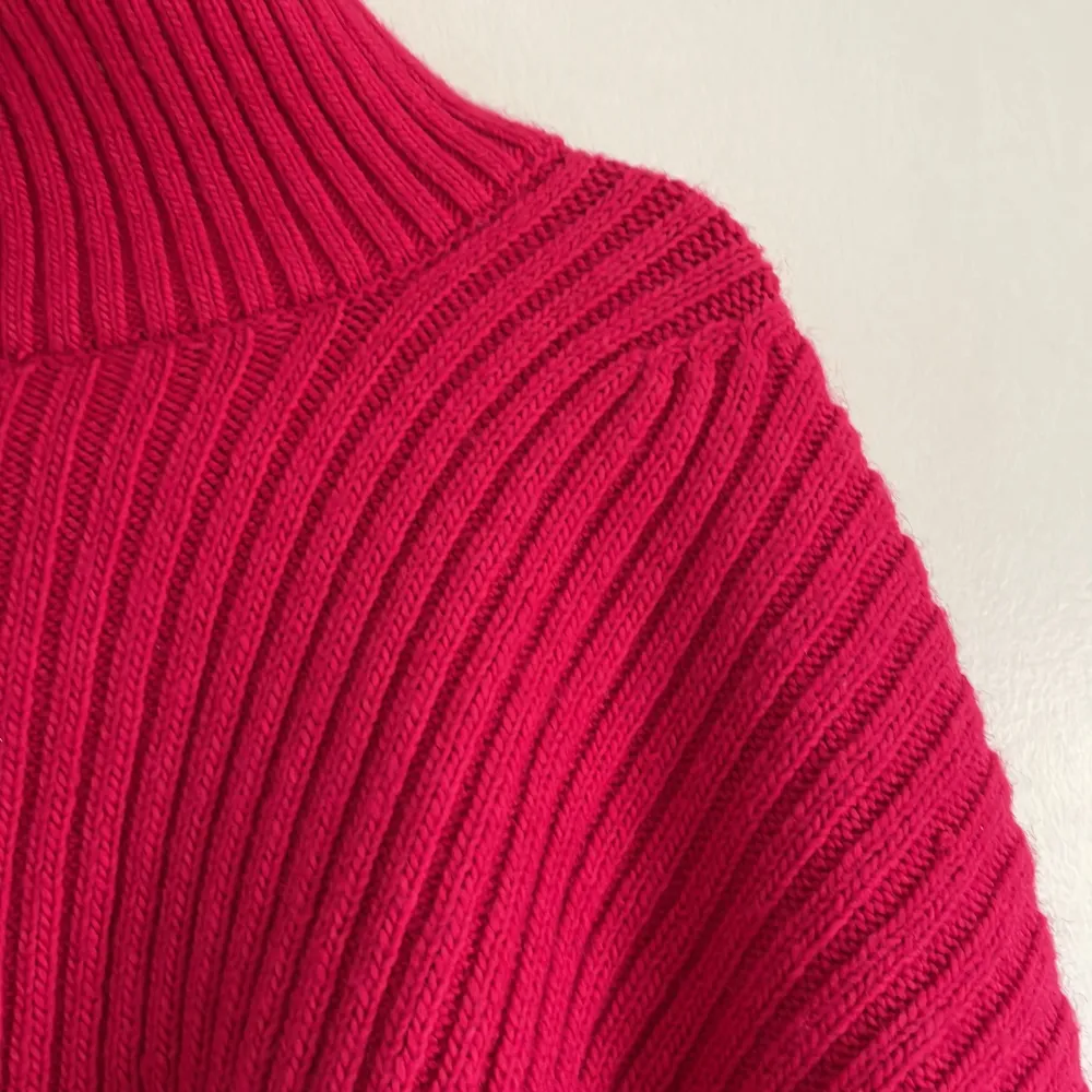 Säljer en rosa stickad tröja från hm i storlek s. Använd några få gånger. Säljs pga inköp av ny.. Stickat.