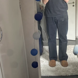 Vintage black levis 501 - Ett par svarta vintage levis 501 med en straight fit som lutar lite mer mot det bredare hållet. Najs fit och fade men används inte längre tyvärr. Tänker mig 399kr, kan skicka och mötas upp🤝