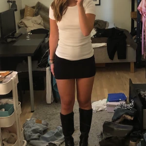 Svart miniskirt - Säljer En svart miniskirt, passar till allt🖤