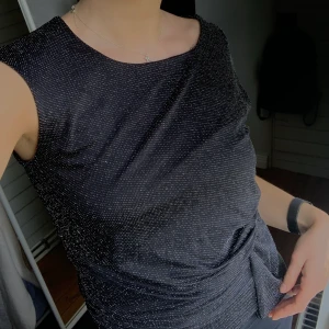 Glittrig topp - Svart glittrig vintage topp, prefekt till fest!🤍 Storlek M☺️
