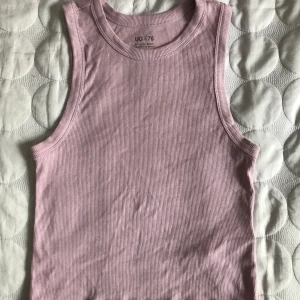 Lila linne - Liten lila linne från Urban outfitters. Tryck inte på köp nu tack!