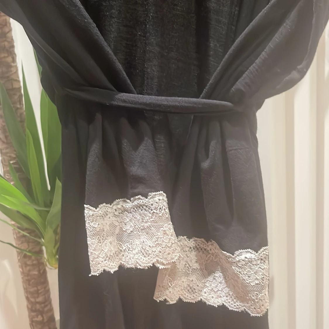 Mjuk tunn morgonrock med spetsdetalj i ärmarna - 91