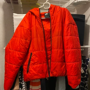 Dunjacka Nike storlek M - Skön dunjacka i storlek M från Nike 