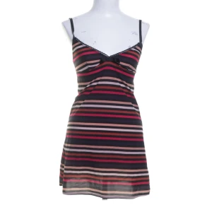 Randigt nattlinne - Randigt nattlinne som kan användas som klänning. Köpt secondhand men aldrig använd av mig. Passar XS-S