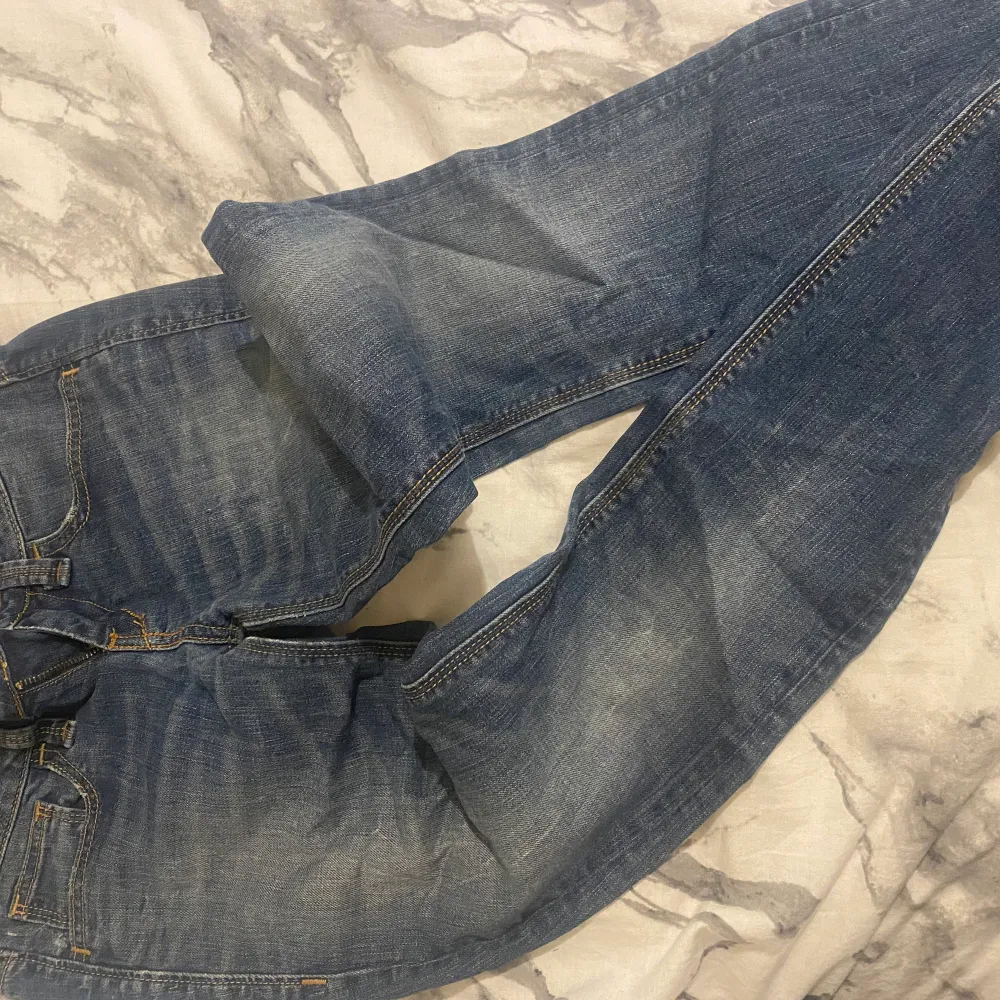 dessa jeans är väldigt tajta och lite utsvängda nere. Jeans & Byxor.