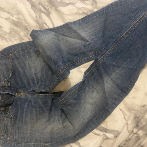 low waisted jeans - dessa jeans är väldigt tajta och lite utsvängda nere