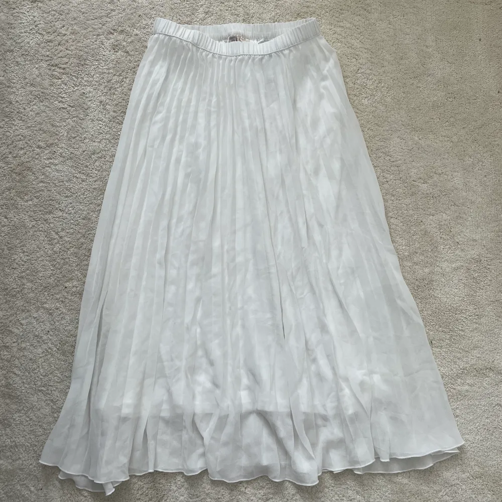 vit lång kjol som man kan ha som klänning också om man vill, jätte bra skick  frakt 52kr . Kjolar.