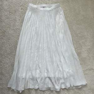vit lång kjol som man kan ha som klänning också om man vill, jätte bra skick  frakt 52kr 