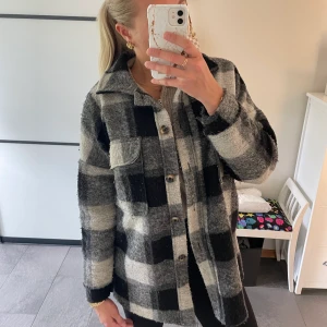 Sljortjacka ULL - Snygg rutig skjortjacka med Ull i, vilket gör den varm💕 så mysig. Något nopprig, vilket beror på materialet i sig. För den är inte mycket använd. Köpt på Chelsea i Göteborg. Hör av dig vid frågor💞 