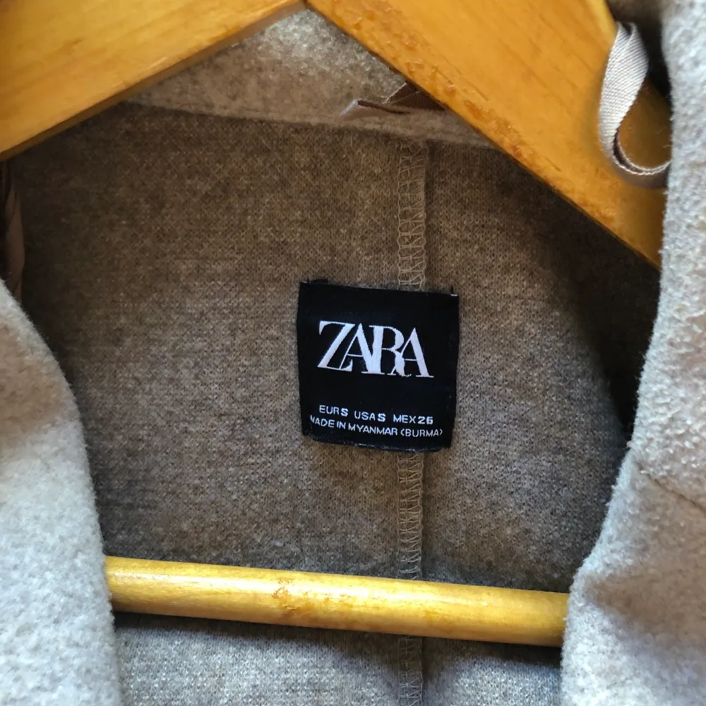 Säljer min använda kappa från zara. Pris kan diskuteras då den är använd 🥰köparen står för frakten 🤝. Jackor.