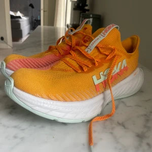 Hoka One One - Carbon X3 - Endast testad 2 ggr.  Nypris 2800:-  Perfekt för både den korta och långa löpturen, för tävling eller motion. 