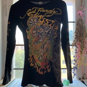 Ed hardy långärmad  - Ed hardy långärmad i storlek S, knappt använd och säljer då det inte kommer till användning tyvärr. Köpt på depop för 750kr. Kan mötas på odeplan💕