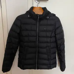 Så fin jacka från Tommy Hilfiger i mycket bra skick.🦋 •Pälskrage medföljer och är avtagbar •Storlek XS/S •Nypris: 2199kr •Frakt tillkommer