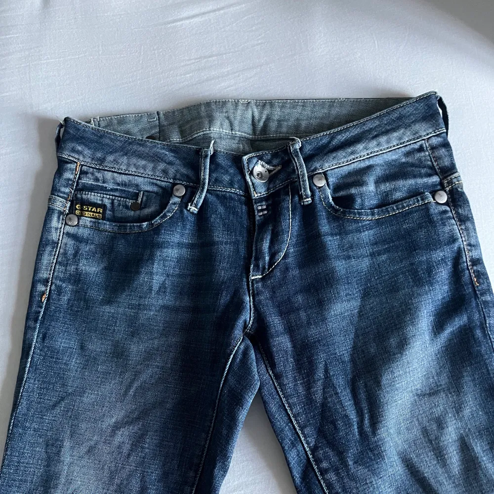 Säljer dessa så fina vintage lowwaist jeans från G star! Så coola detaljer⚡️ Midjemått 39, innerbenslängd 79🫶🏻. Jeans & Byxor.