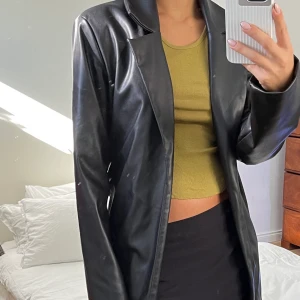 Skinnkappa (fuskskinn) - Supersnygg riktigt lång läderkappa (fuskläder)