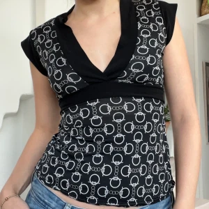 cool svartvit vintage"linne" - ett såå skönt och stretchigt vintage "linne" från märket Seven Star Paris💖 finns två snören man kan knyta i ryggen. Då den är stretchig och är justerbar skulle jag säga att den passar XS till liten M🦋🦋 toppen skick🌷