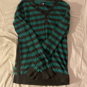 Sweatshirt  - Sjysst tröja som jag har köpt på second hand. Säljer pga vet inte vad jag ska ha till och jag behöver pengar. Liknar lite den på brandy. Den  är grå/ svart och grön/ turkos! 