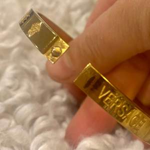 Versace inspired guldpläterade rostfritt stål . 15kr med vanligt brev och 39kr med köp direkt på plick då är det spårbart. 