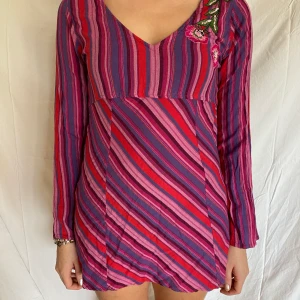 70-tals inspererad tunika - Tinuka från indiska. Rekommenderar inte att använda den som klänning då den är väldigt kort. Står att det är storlek M men skulle säga att den passar mer åt S hållet