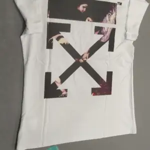 Oanvänd off white t-shirt i storlek S med tags kvar på, om frakt behövs står köparen för frakten