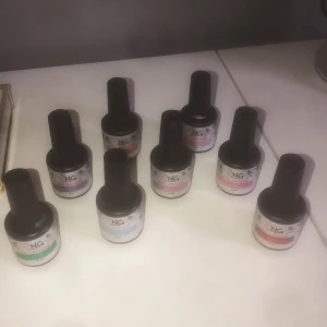 Nagellack  - Uv led nagellack, många är oanvända och alla är nästan fulla 8st. 3st olika rosa, 1 grön, 1 ljus orange, 1 lite mörkare röd, 1 ljus blå, 1grön. Dem är lite smutsiga men går nog att få bort 