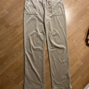 Juicy couture storlek L - Jiucy byxor i bra skick i beige färg i storlek L 