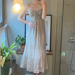 Långklänning - Så fin långklänning med jättefin detalj upptil. Från indiska. Står storlek XL på klänningen men på mig som oftast bär XS/S  passar den bra 💕